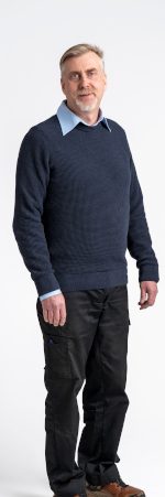 Sami Halme kokovartalokuvassa, mustat housut ja tummansininen villapaita.